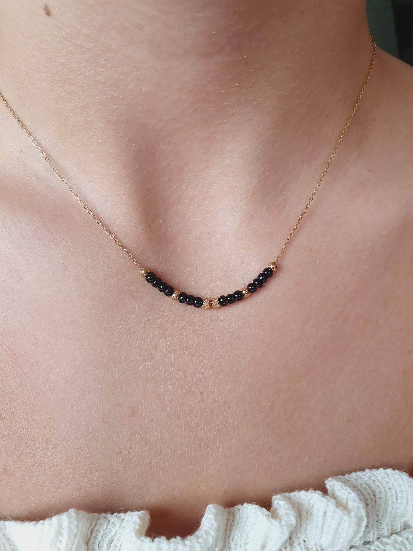 Collier petites perles noires - doré