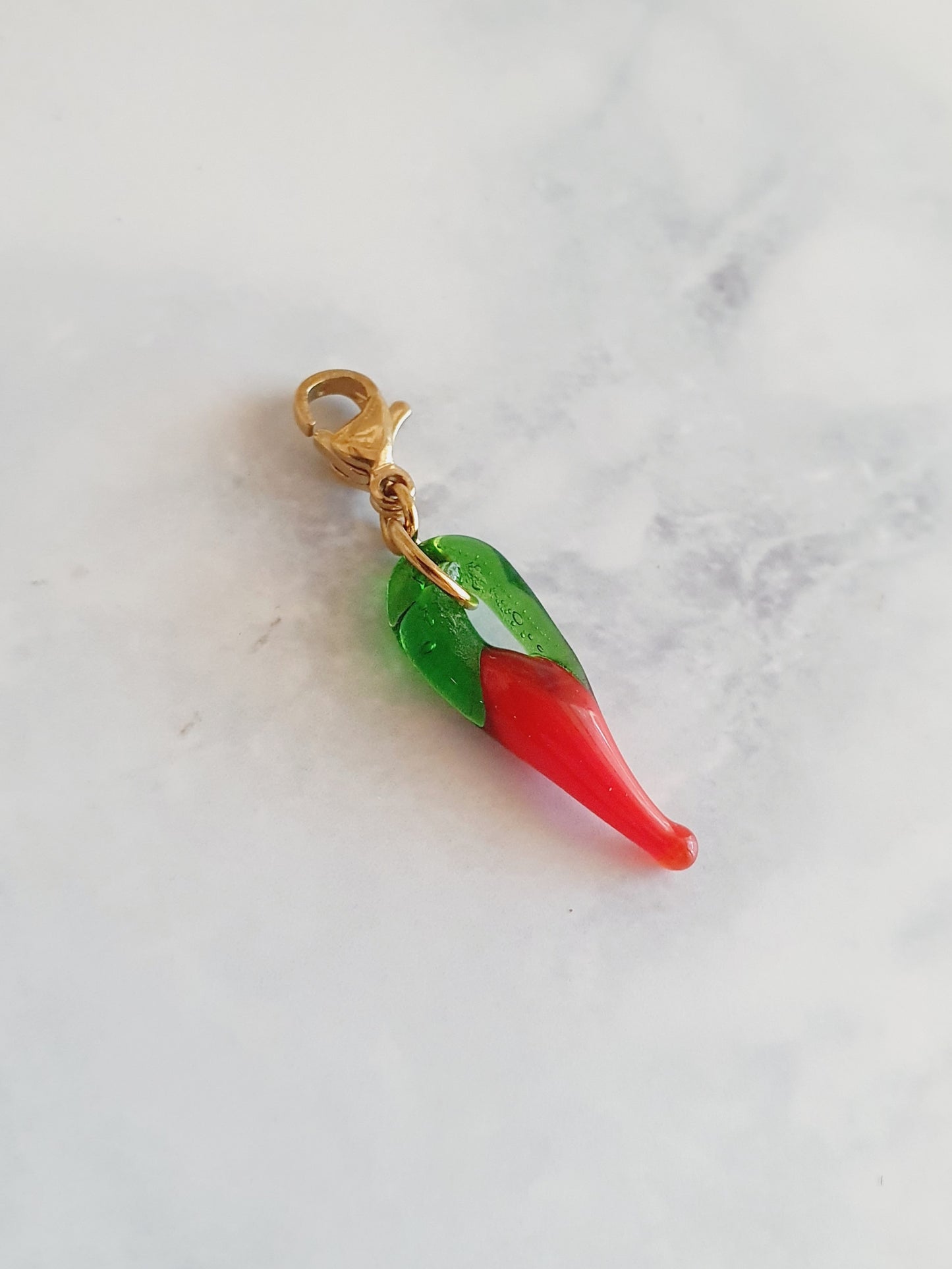 Charm piment rouge en verre - doré