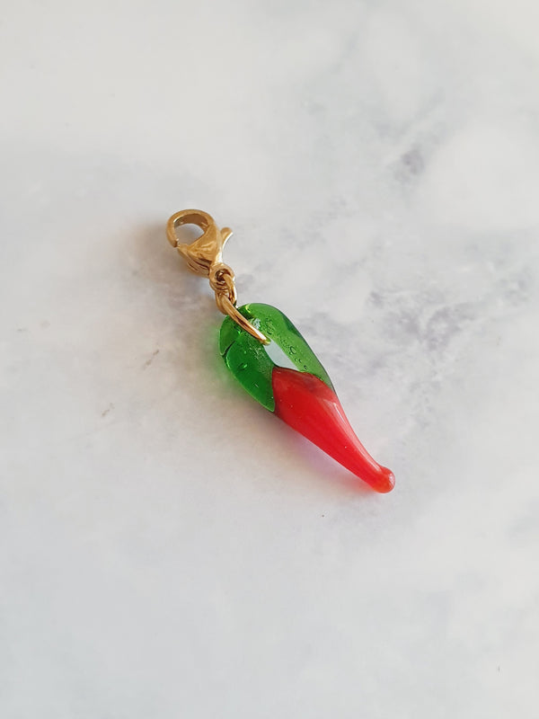 Charm piment rouge en verre - doré