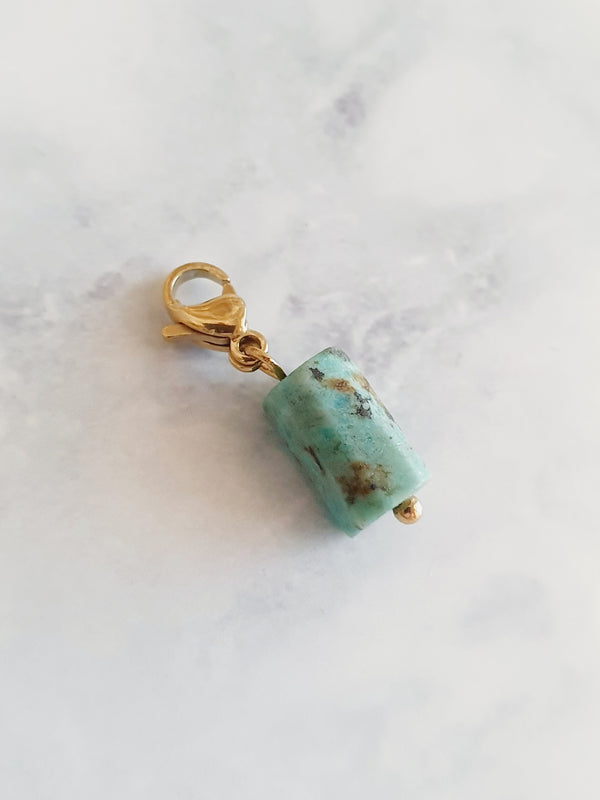 Charm cylindre en pierre naturelle Turquoise d'Afrique - doré