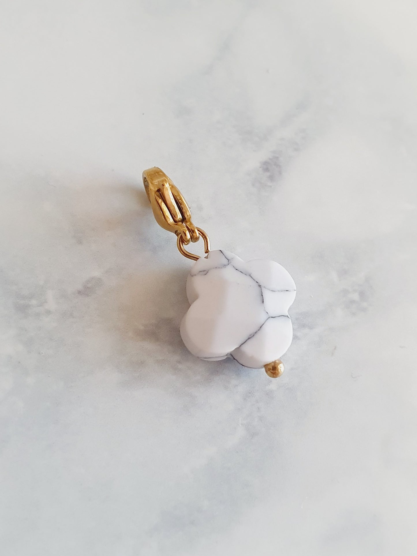 Charm trèfle à facettes effet Howlite - doré