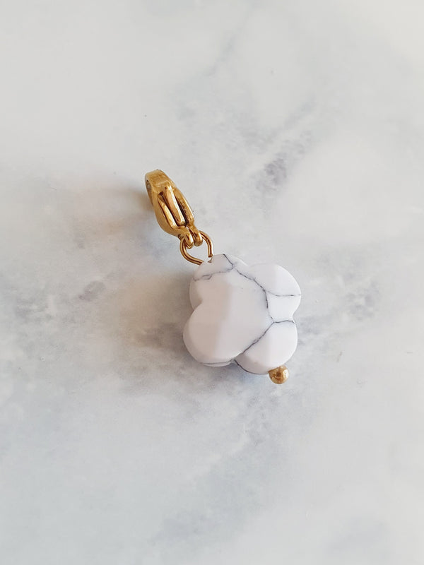 Charm trèfle à facettes effet Howlite - doré