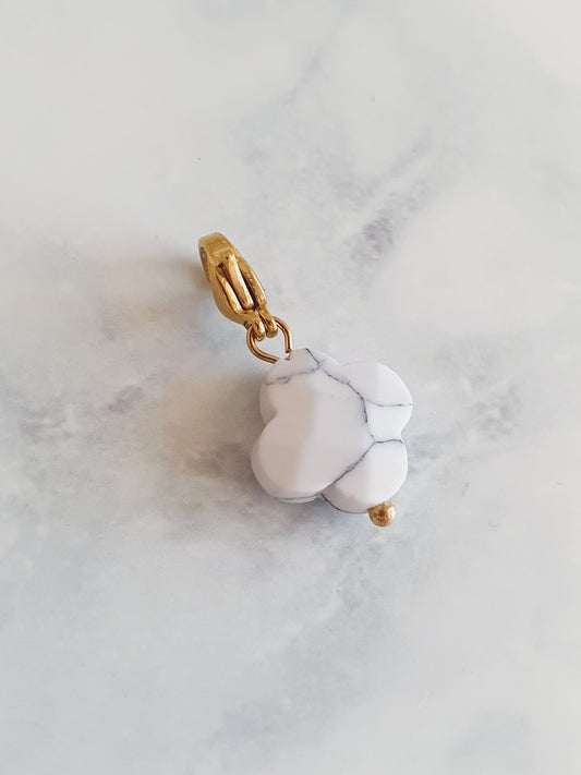 Charm trèfle en pierre naturelle Howlite - doré