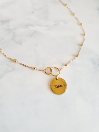 Collier petites perles & médaillon à graver - Coloris au choix
