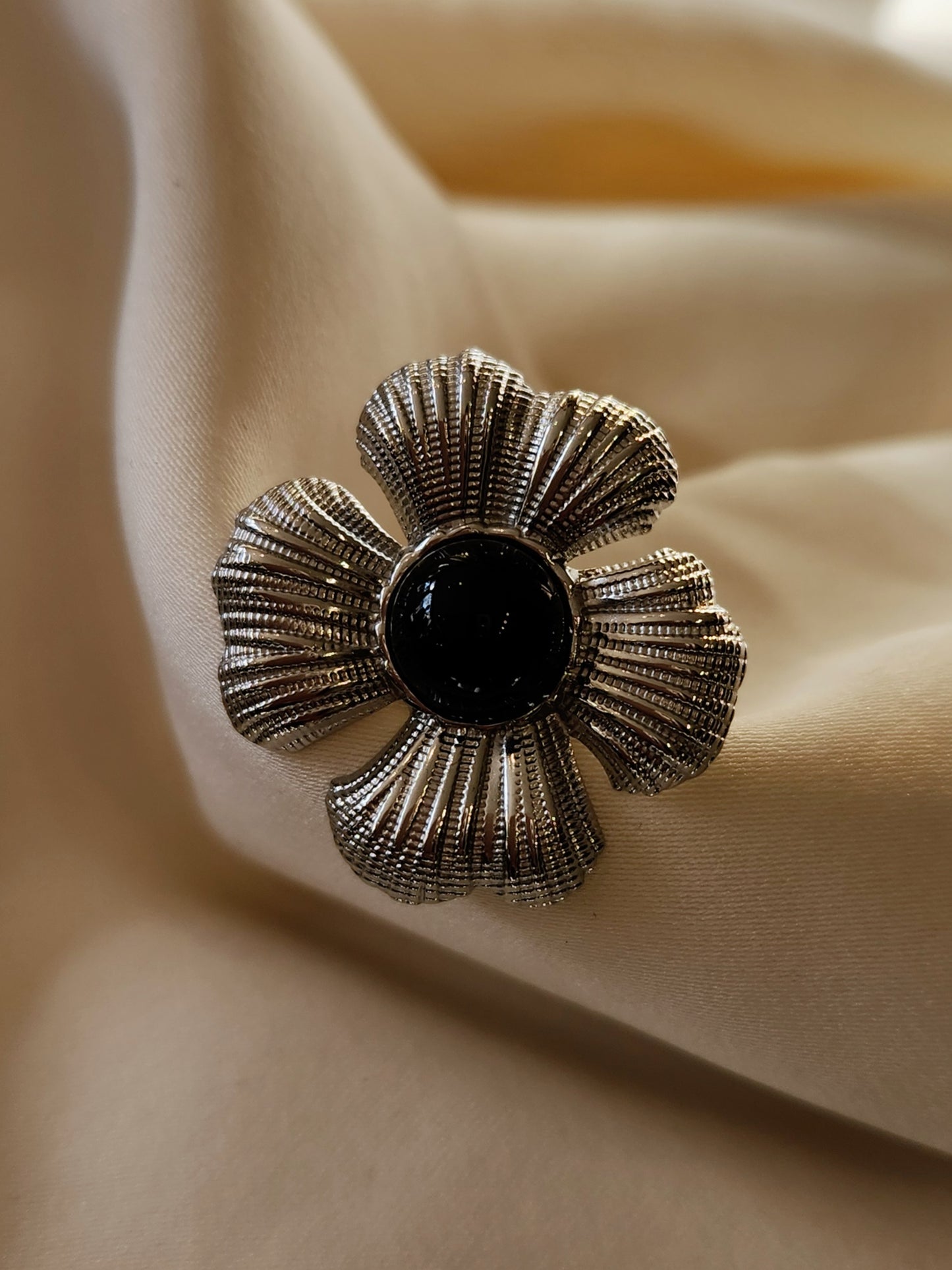 Bague fleur iris noir - argenté