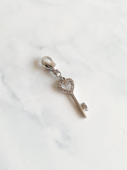 Charm clé coeur strass
