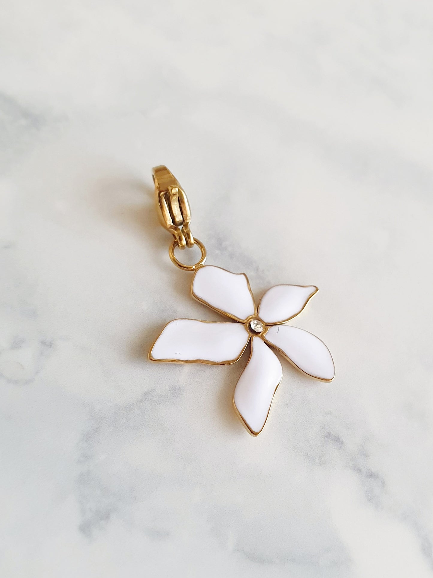 Charm fleur blanche - doré