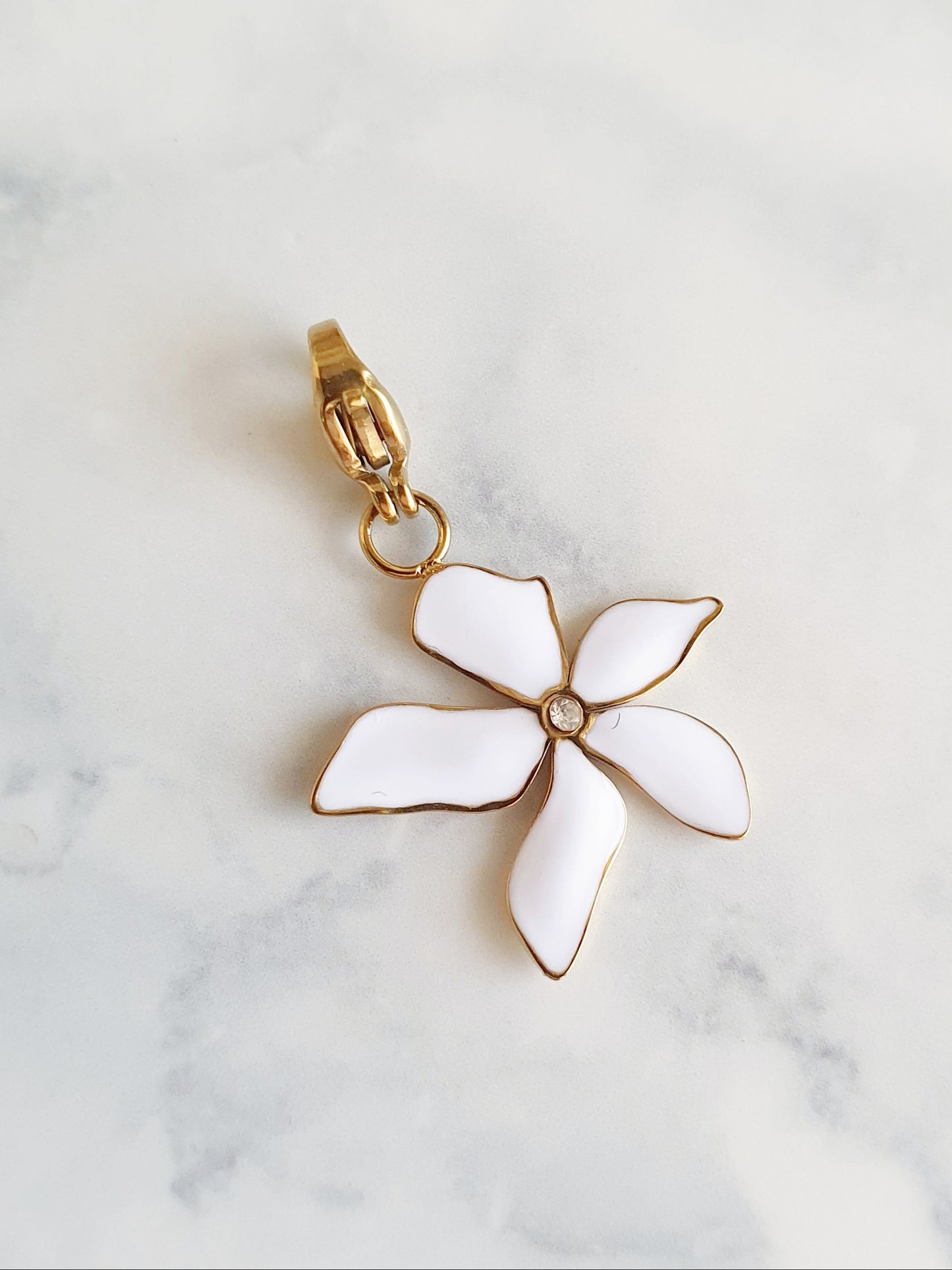 Charm fleur blanche - doré