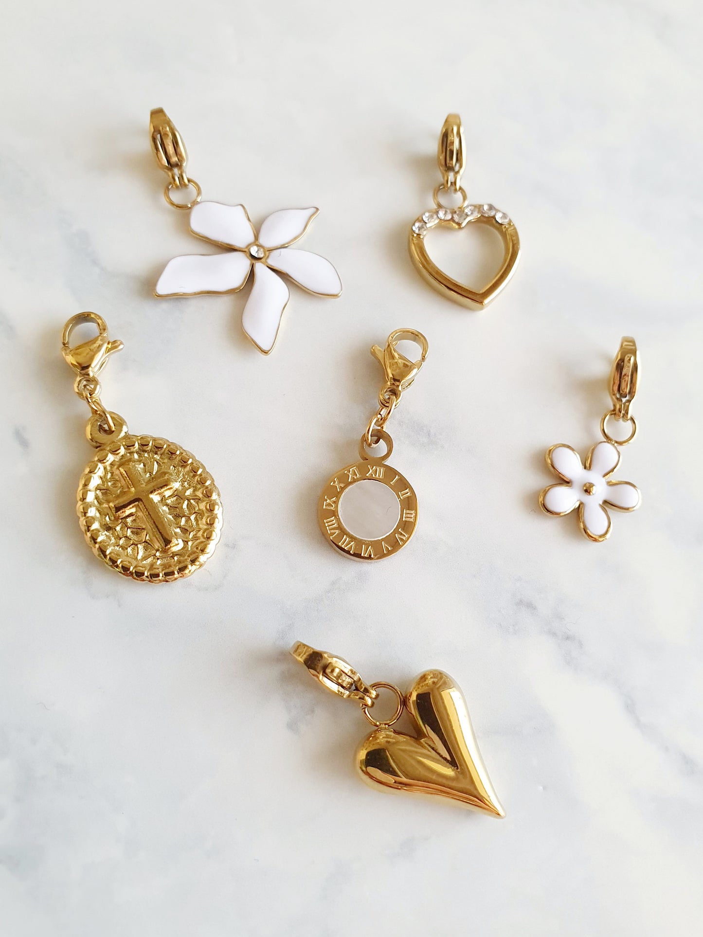 Charm fleur blanche - doré