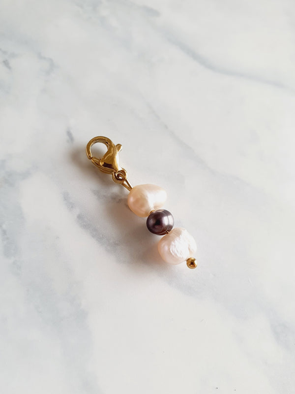 Charm trio de perles d'eau douce gris bleutées & rose - doré