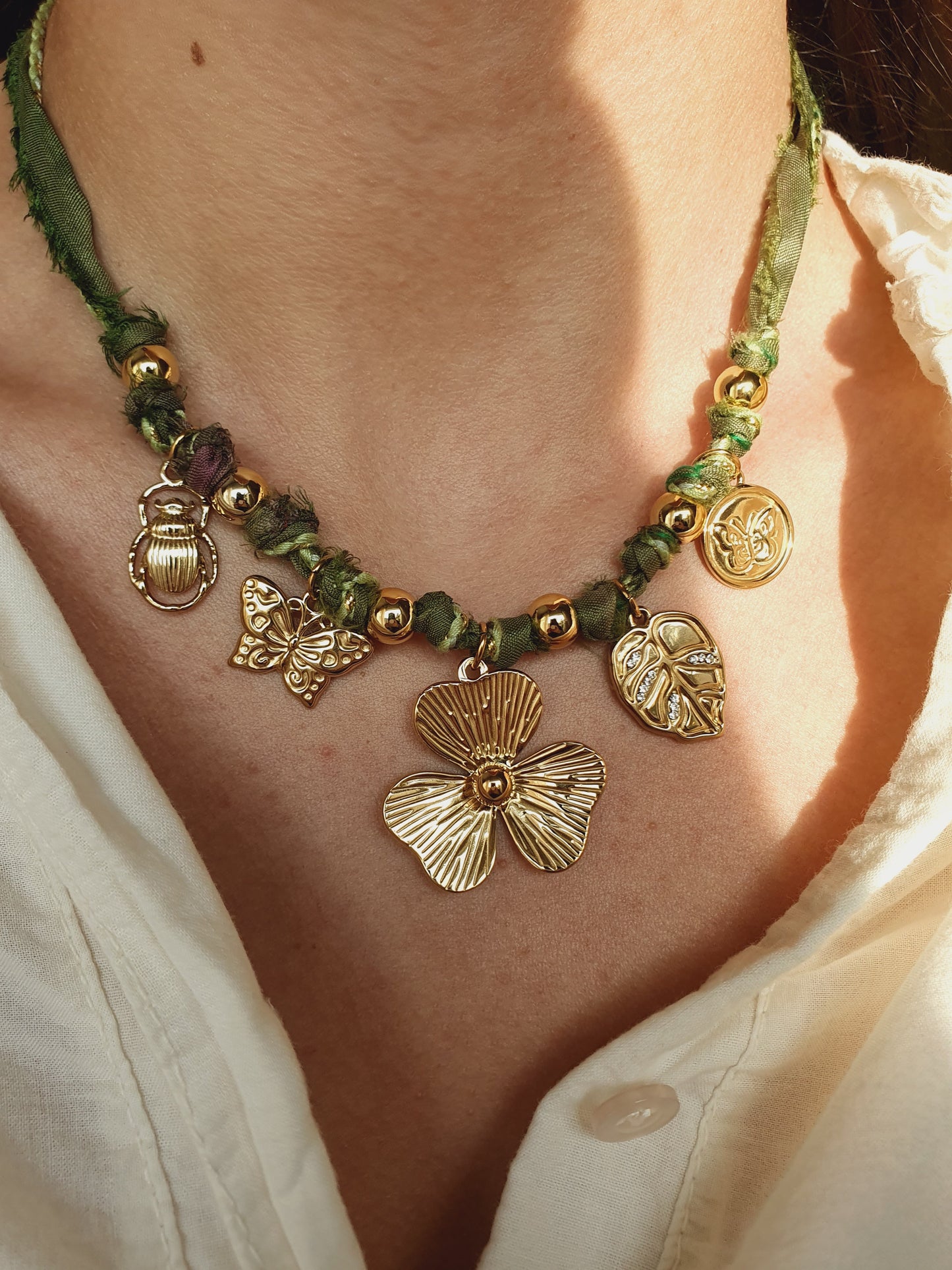 Collier tissu breloques fleur - doré/vert