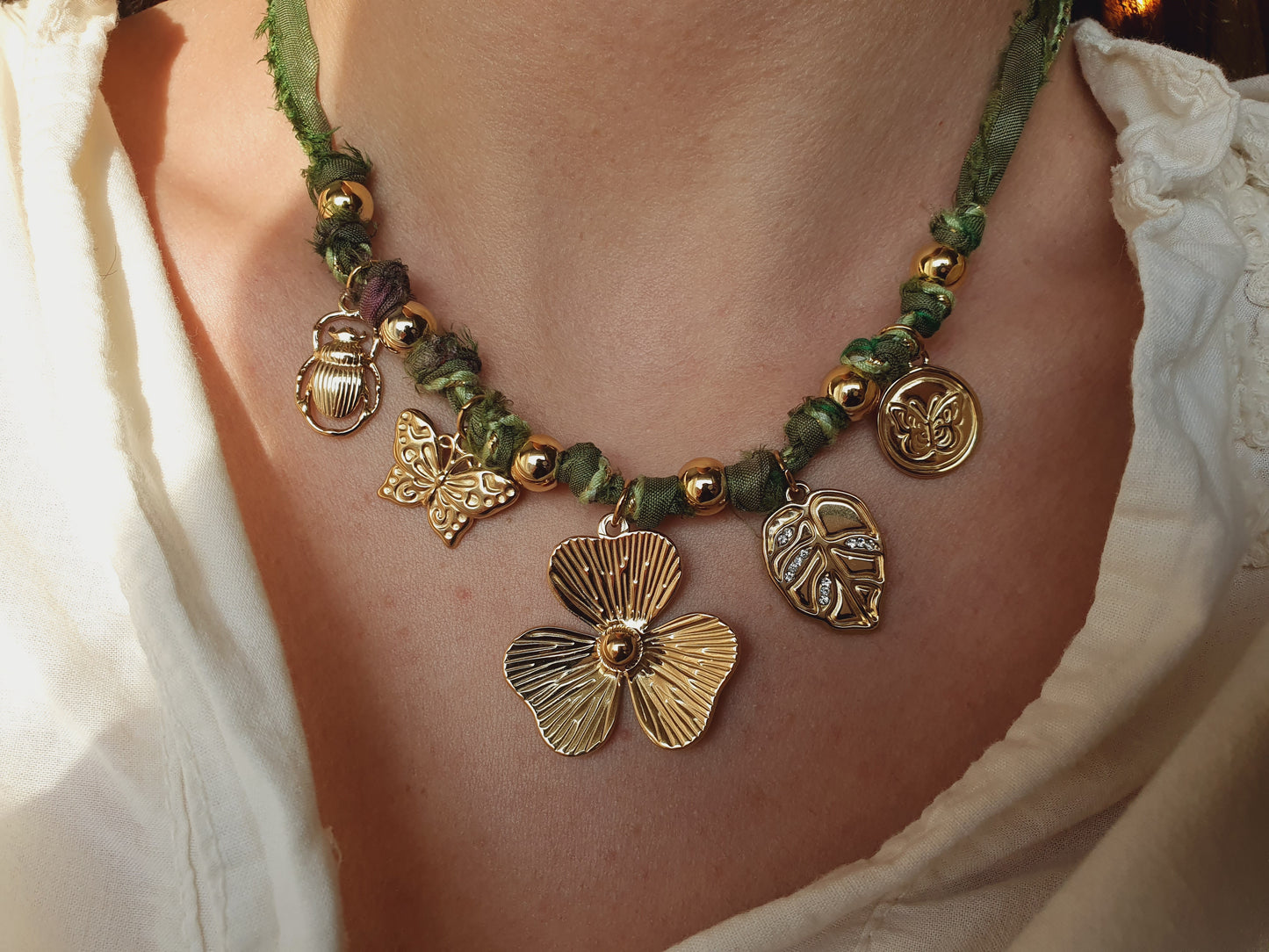 Collier tissu breloques fleur - doré/vert