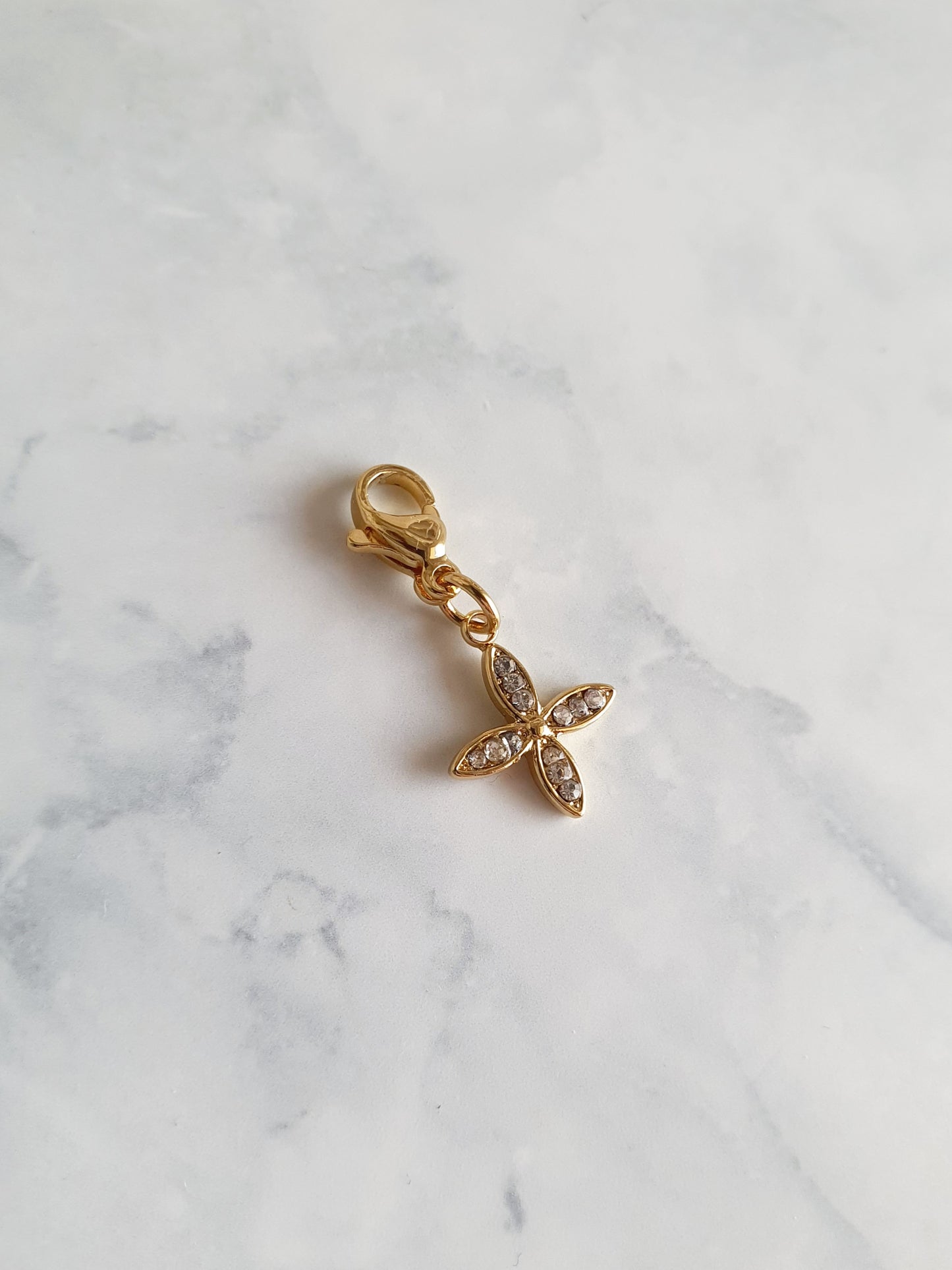 Charm fleur stylisée zircons | Édition limitée - doré