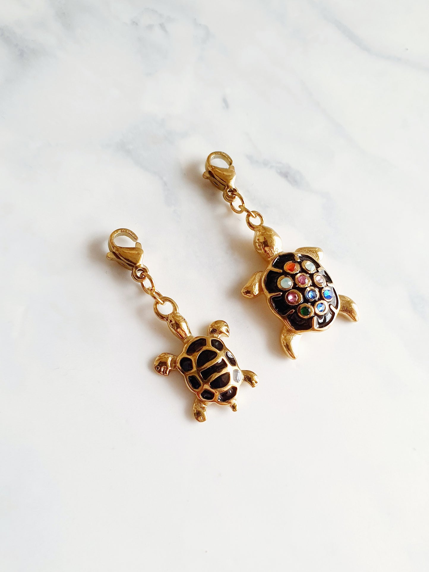 Charm tortue noire strass multicolores - doré