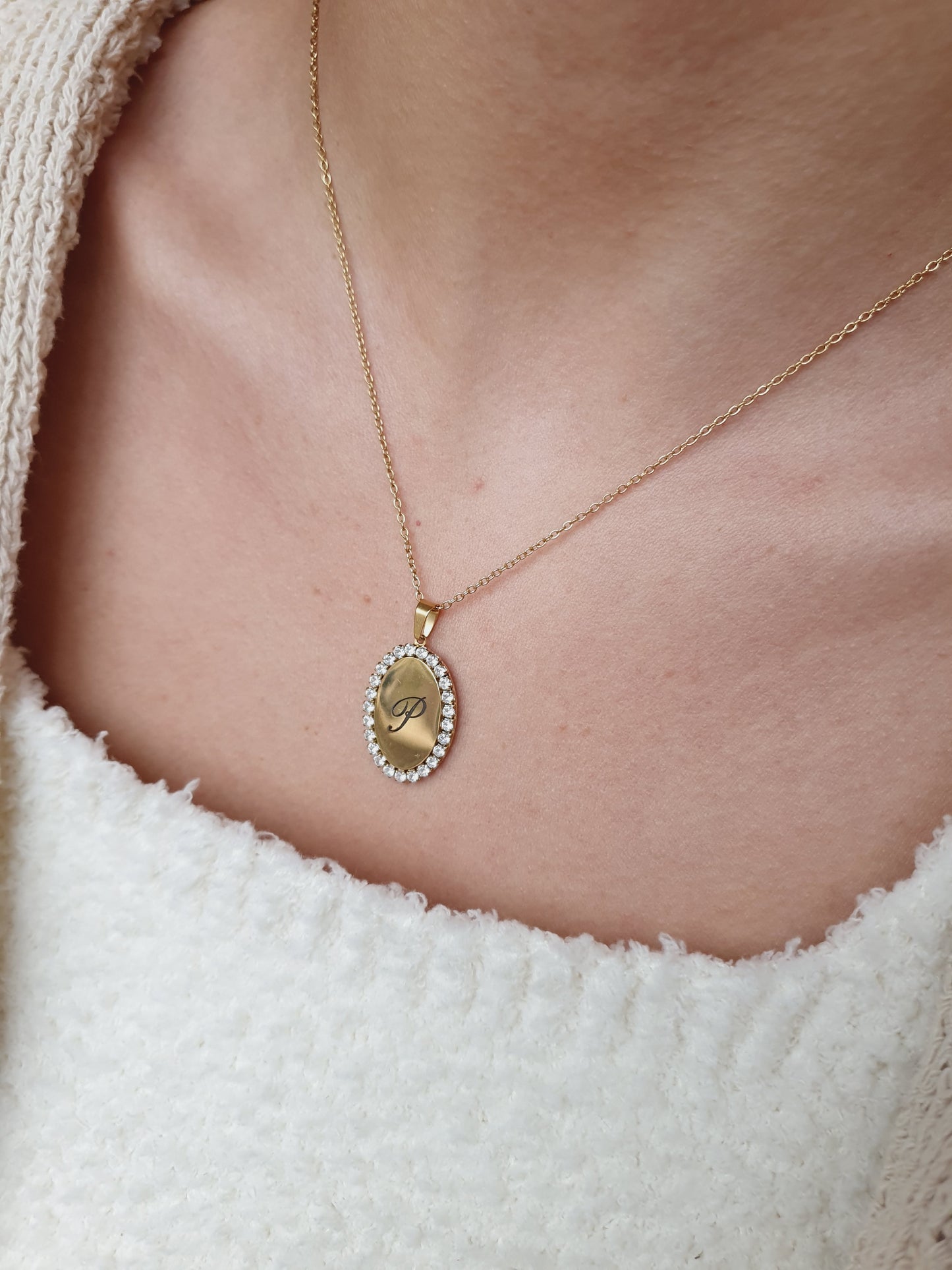 Collier médaillon ovale zircons à graver - doré