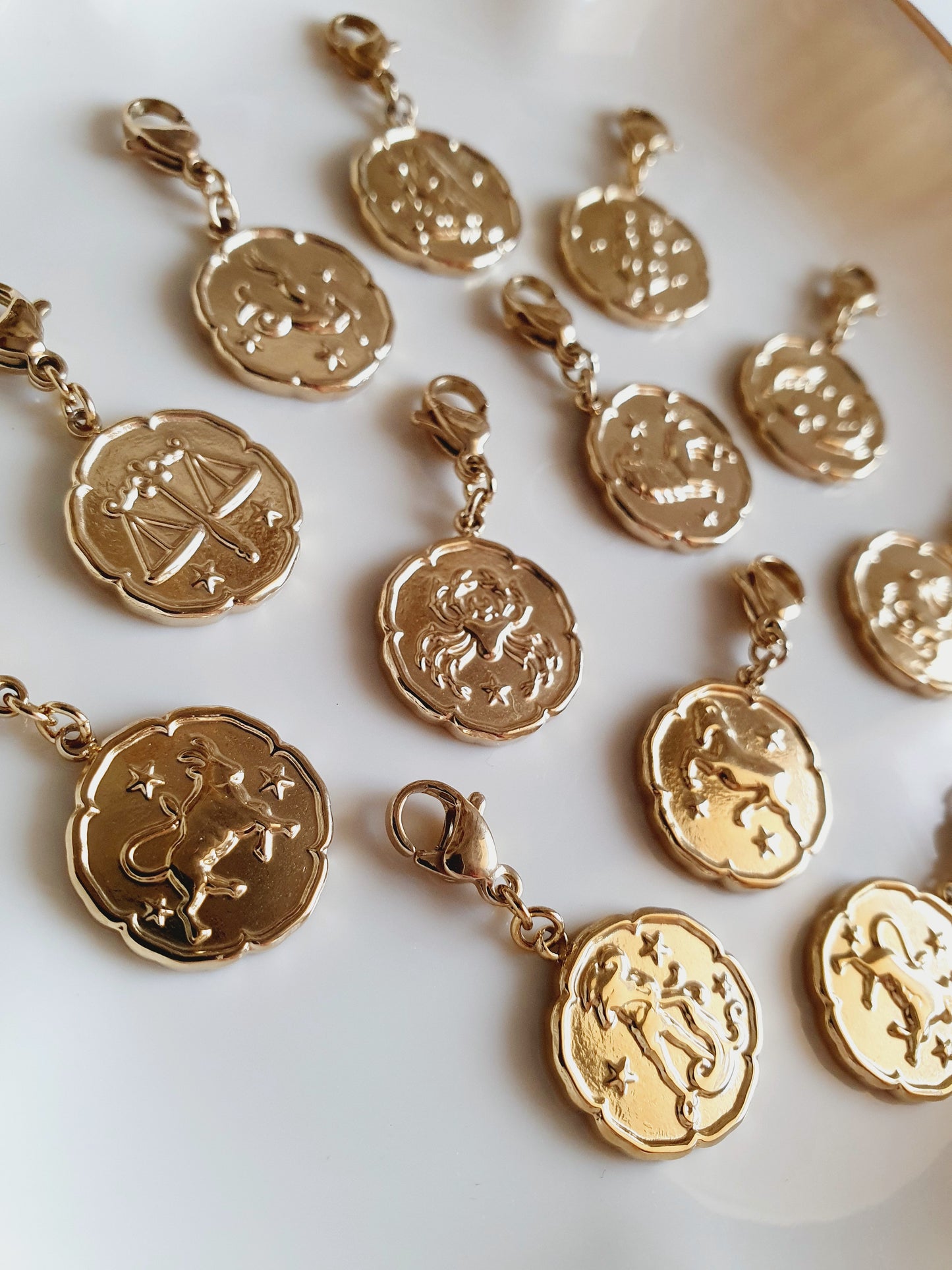 Charm médaillon signe astrologique - doré