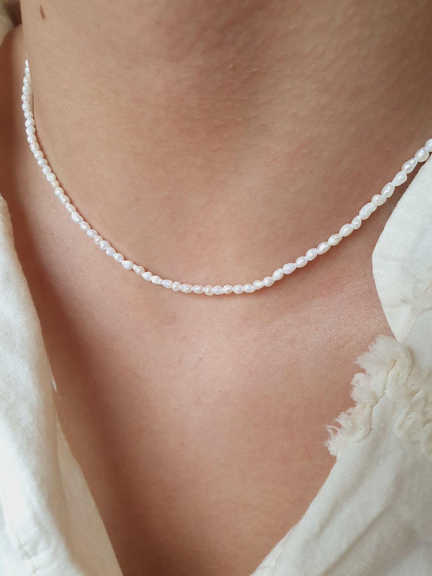 Collier en petites perles d'eau douce personnalisable - doré