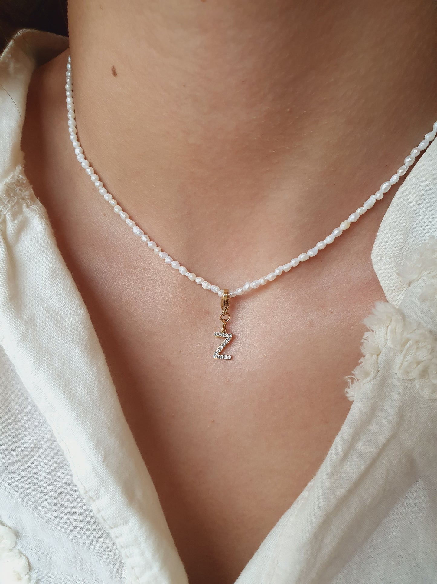 Collier en petites perles d'eau douce personnalisable - doré