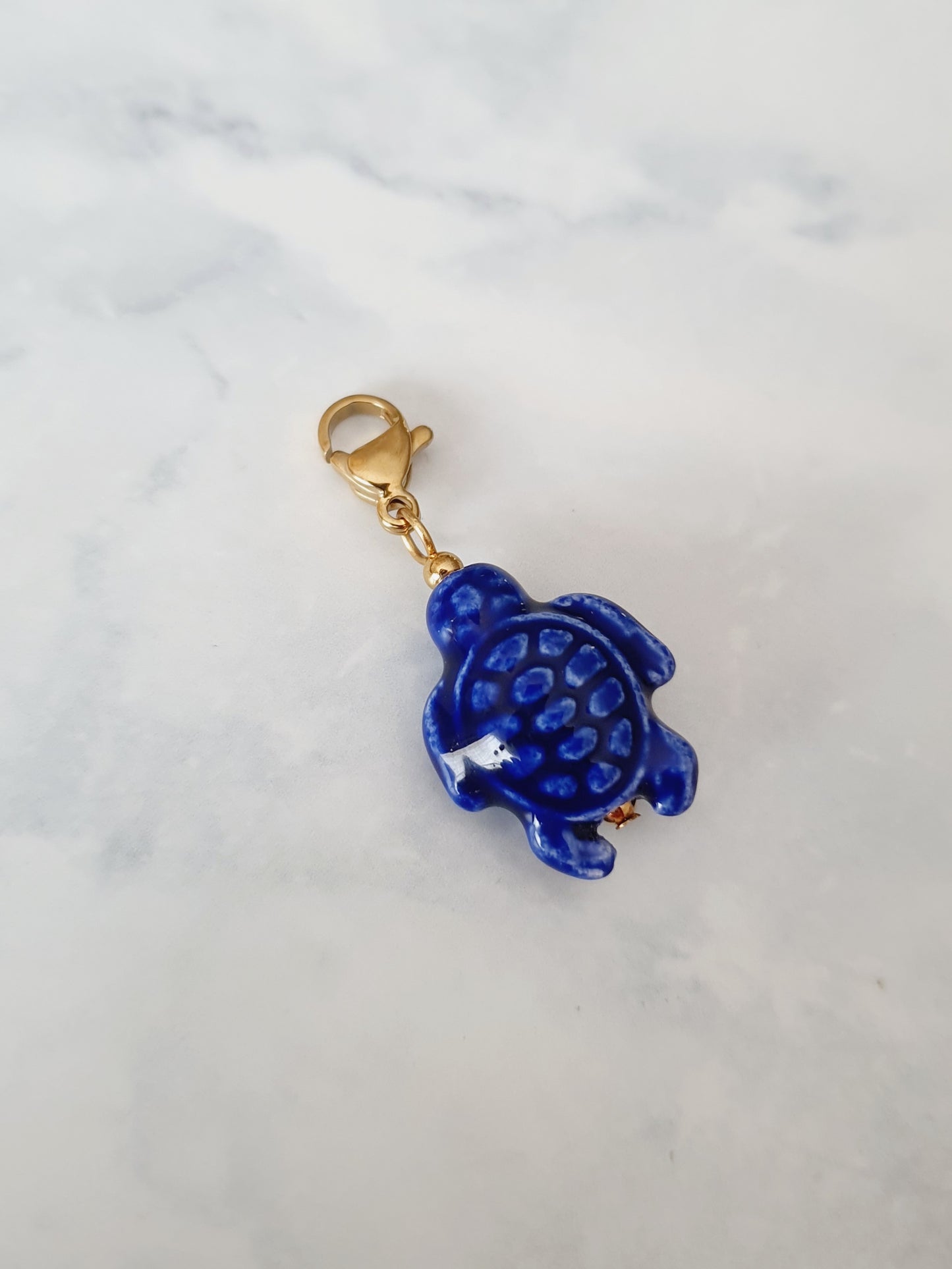Charm tortue bleue - doré