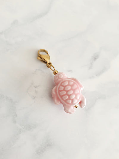 Charm tortue rose - doré