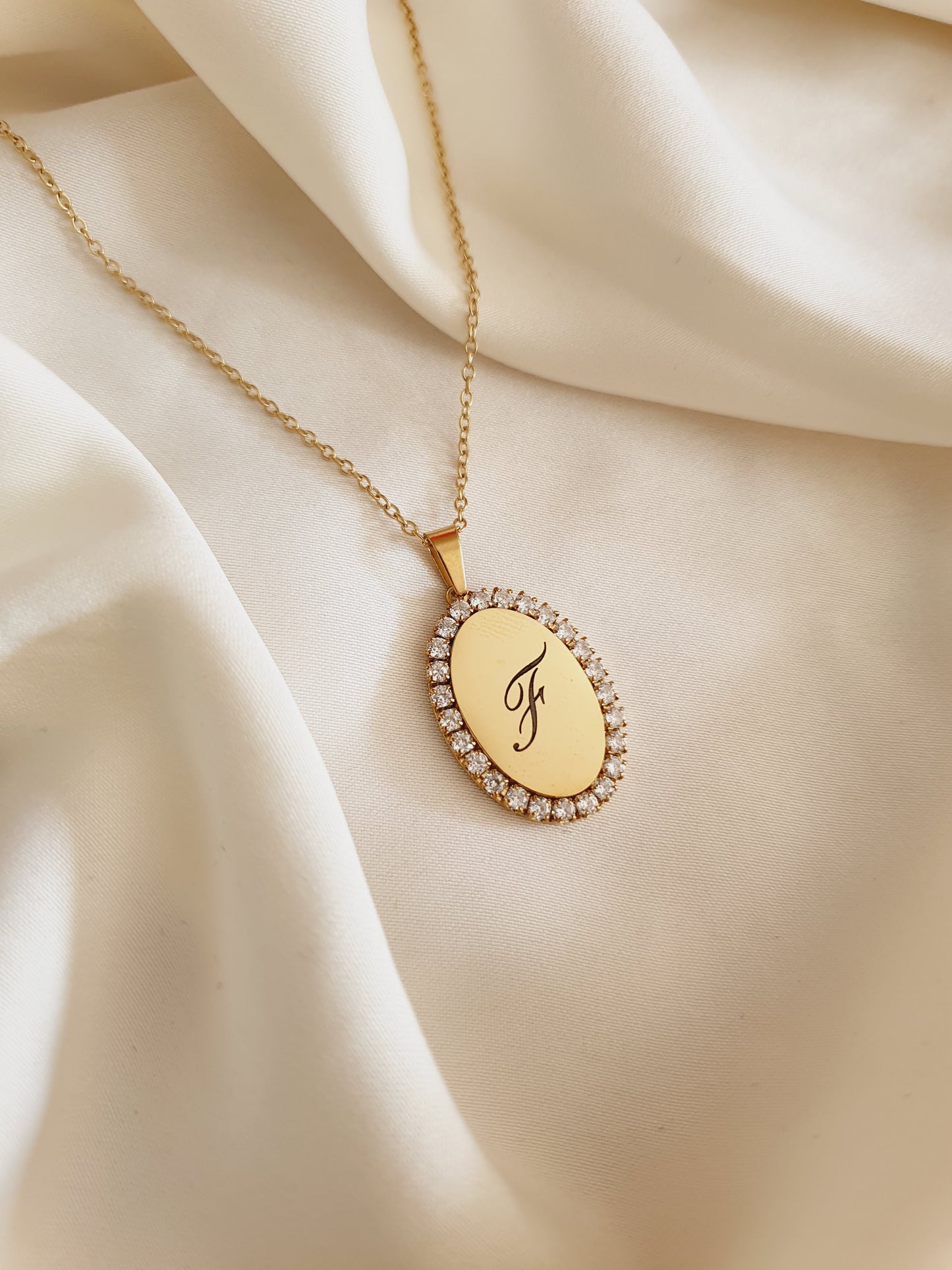 Collier médaillon ovale zircons à graver - doré
