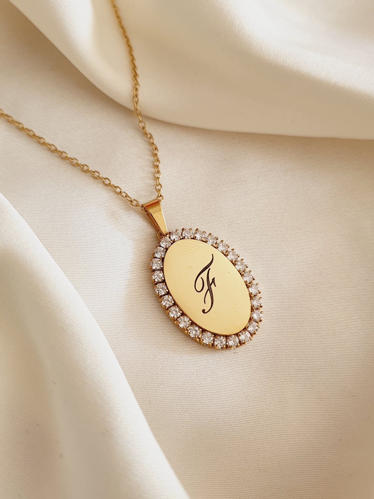 Collier médaillon ovale zircons à graver - doré