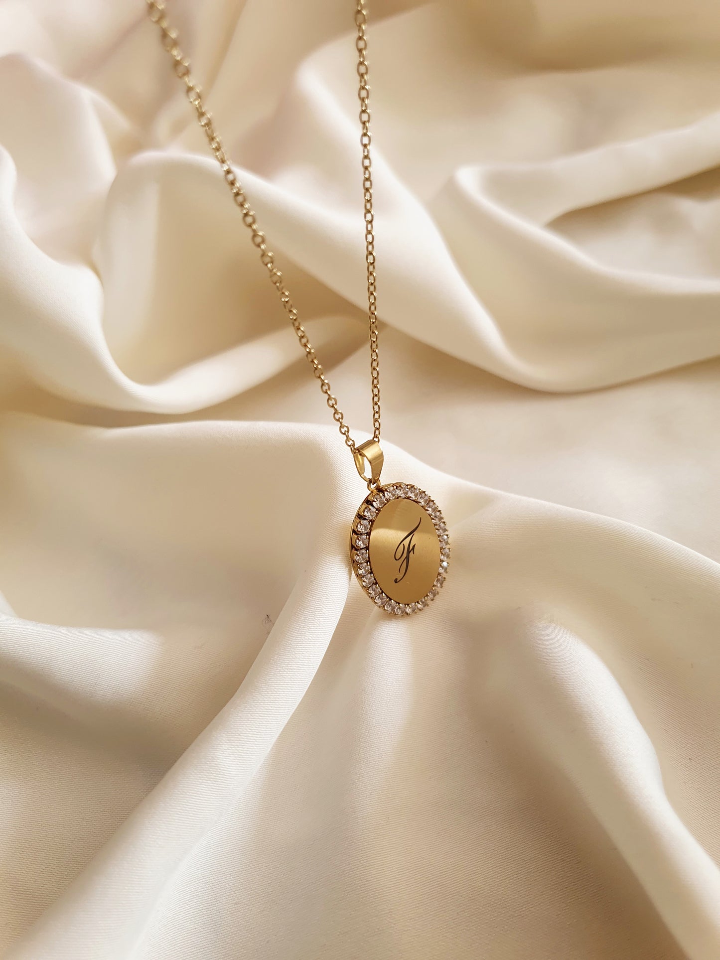 Collier médaillon ovale zircons à graver - doré