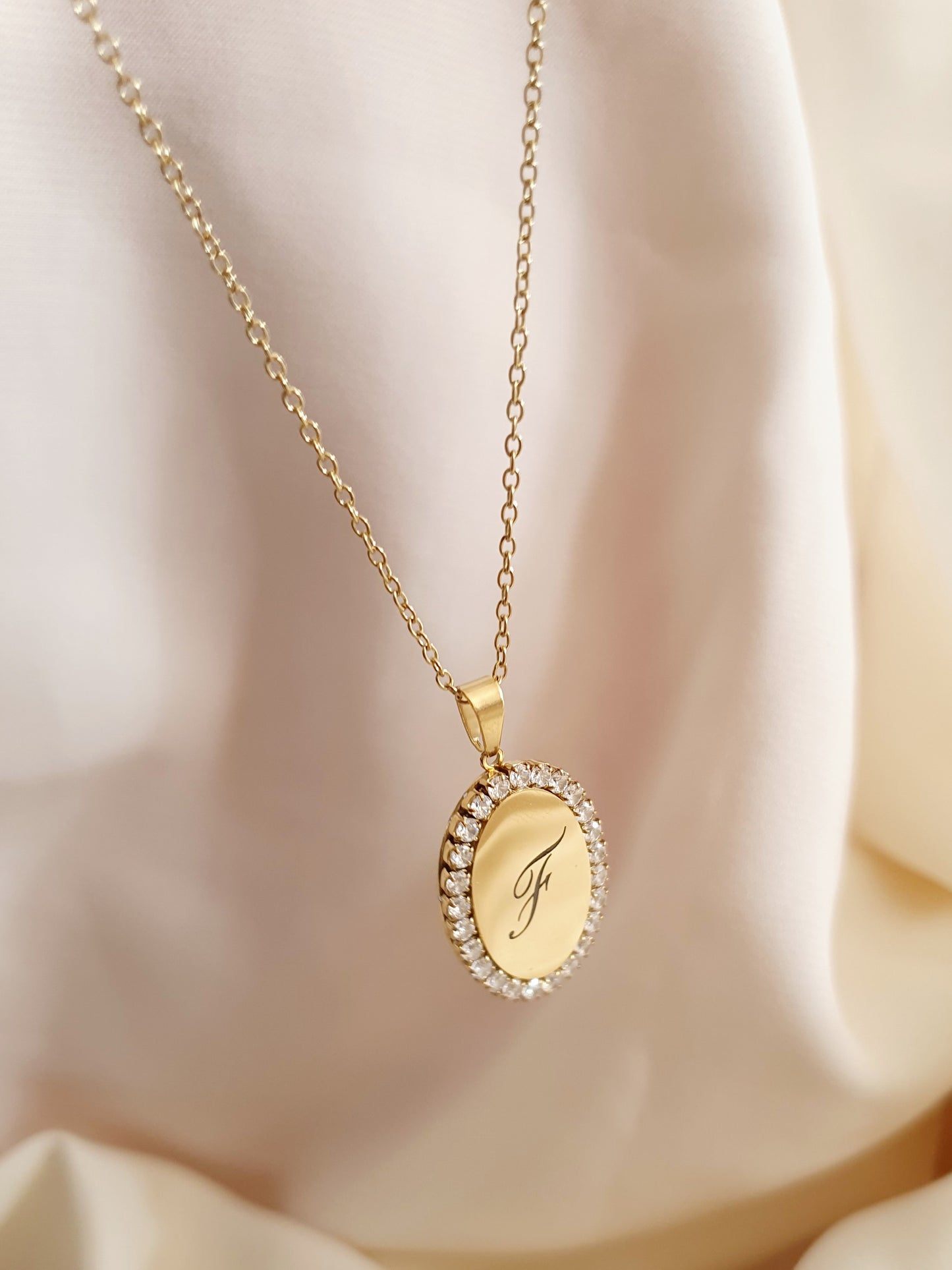 Collier médaillon ovale zircons à graver - doré