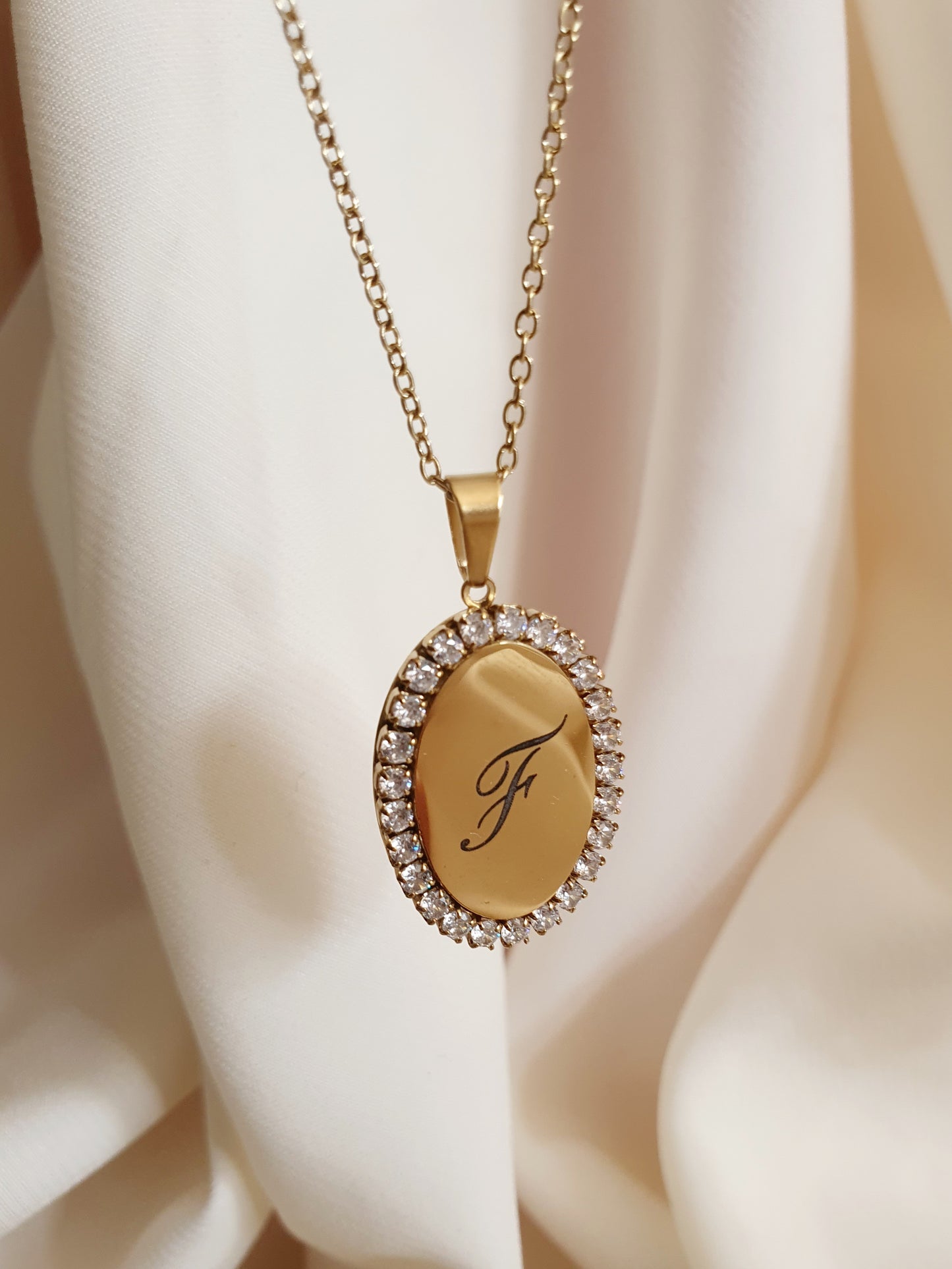 Collier médaillon ovale zircons à graver - doré