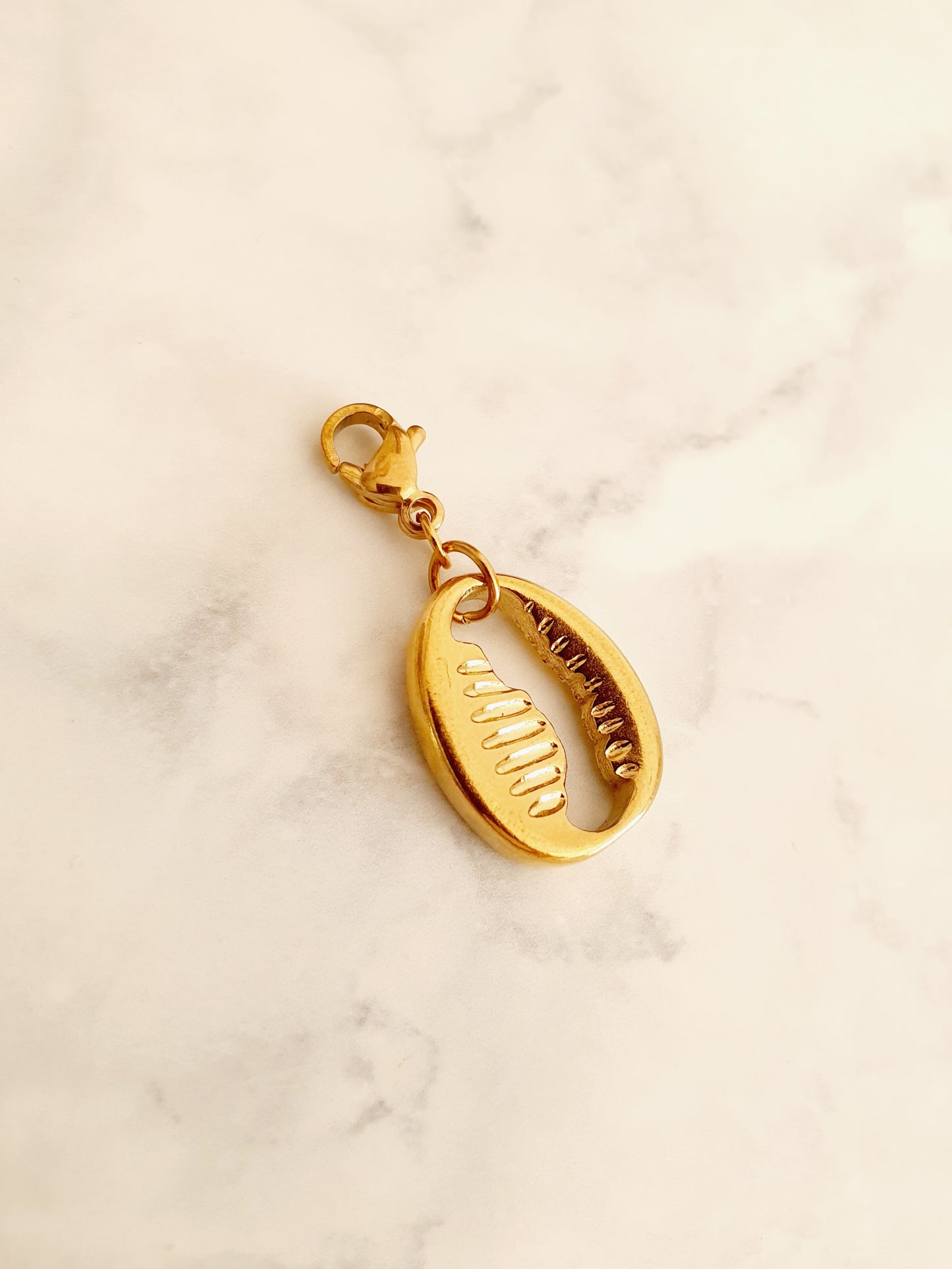 Charm cauri medium - doré