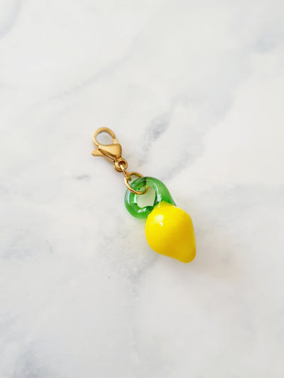 Charm citron en verre - doré