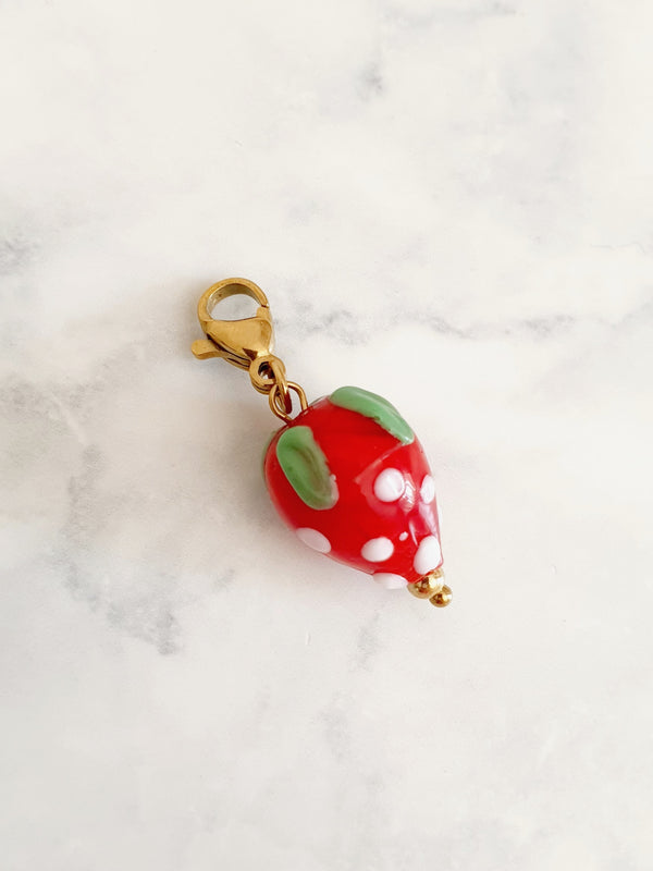 Charm fraise en verre - doré