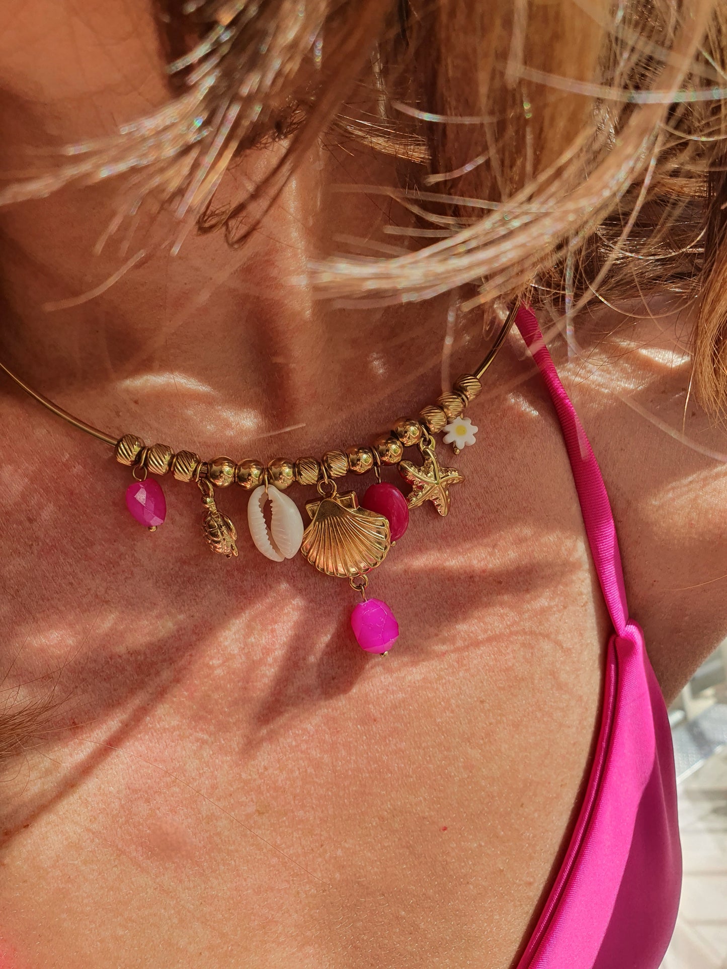 Chocker breloques avec éclats fushia | Doré