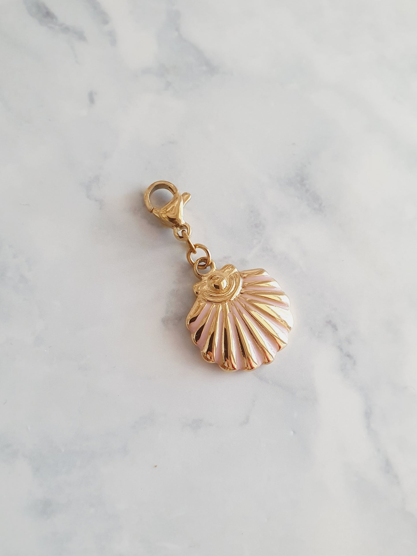 Charm coquillage rose - doré