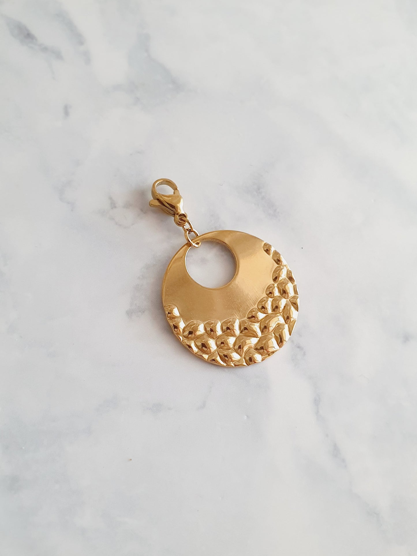 Charm breloque ronde martelée - doré