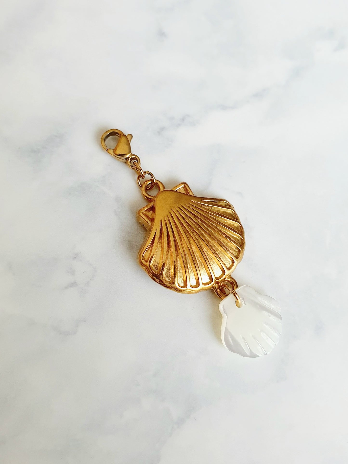 Double charm coquille d'or nacrée - doré