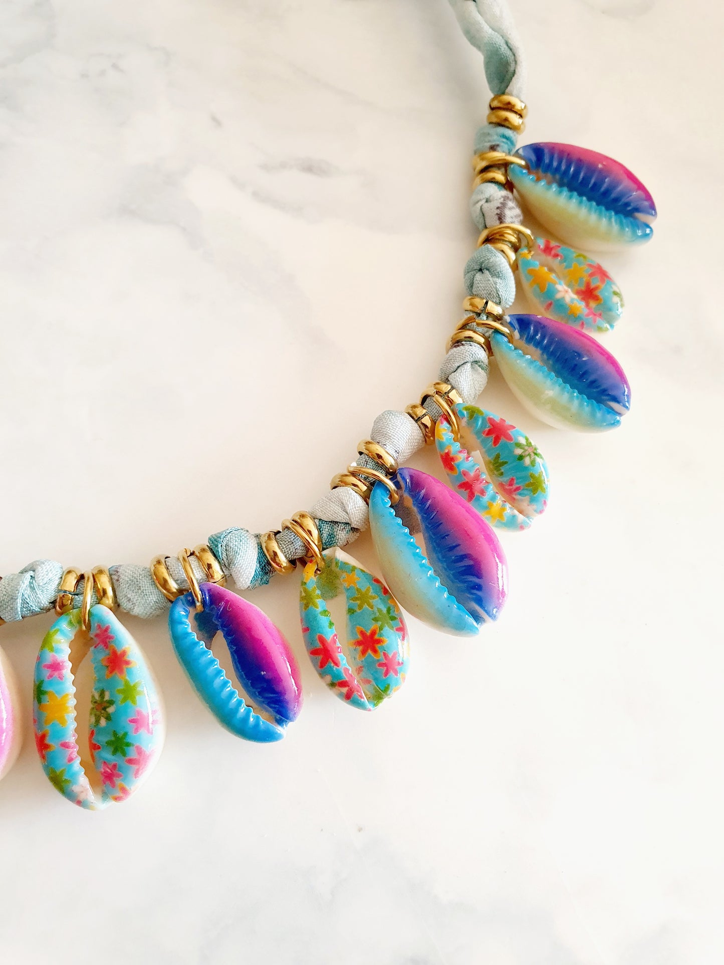 Collier tissu coquillages cauri - doré/bleu