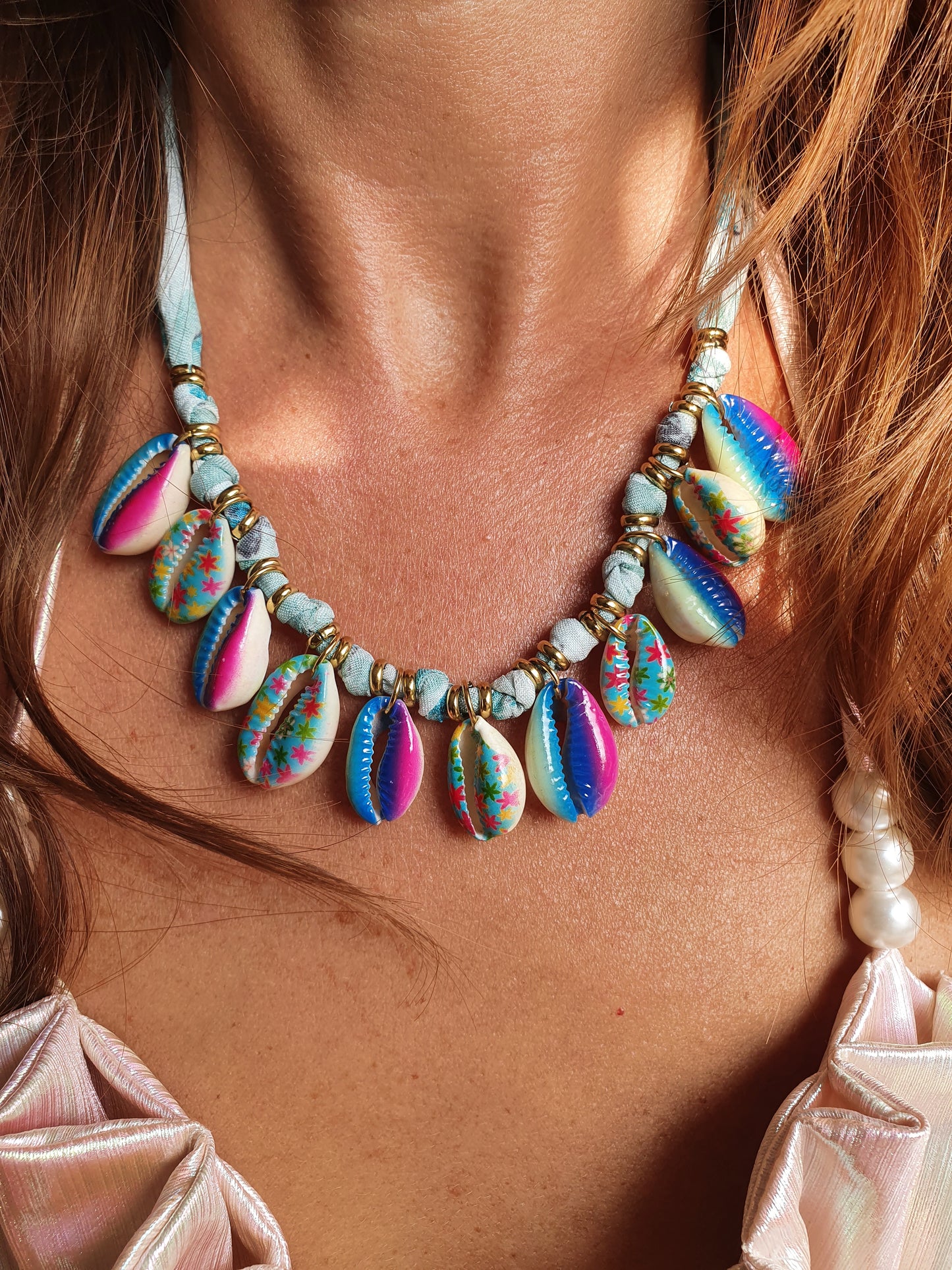 Collier tissu coquillages cauri - doré/bleu