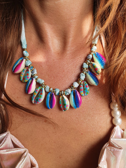 Collier tissu coquillages cauri - doré/bleu