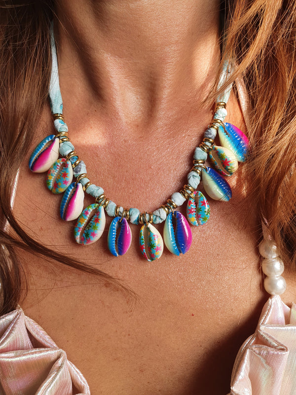 Collier tissu coquillages cauri - doré/bleu