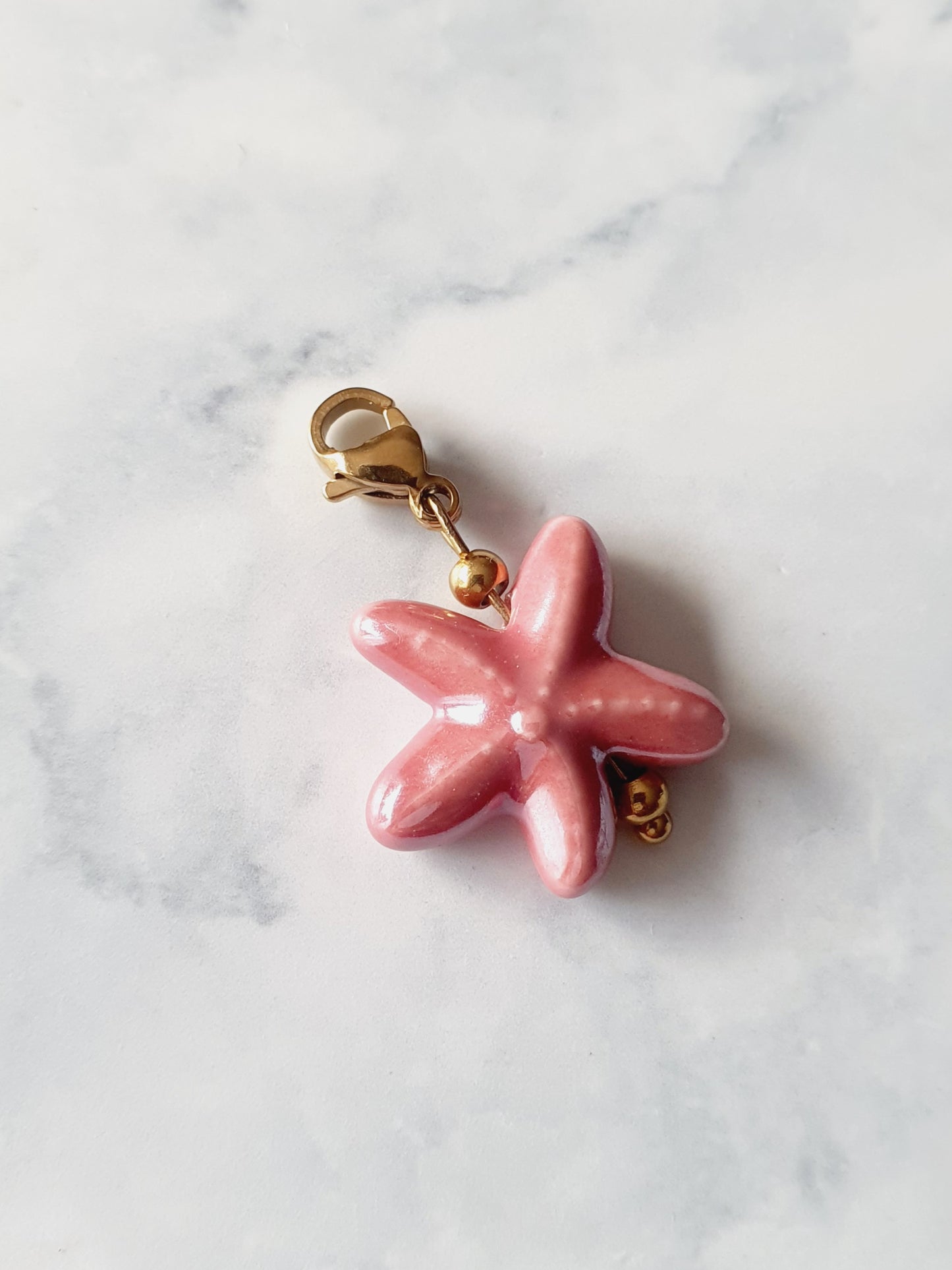 Charm étoile de mer - doré | bois de rose