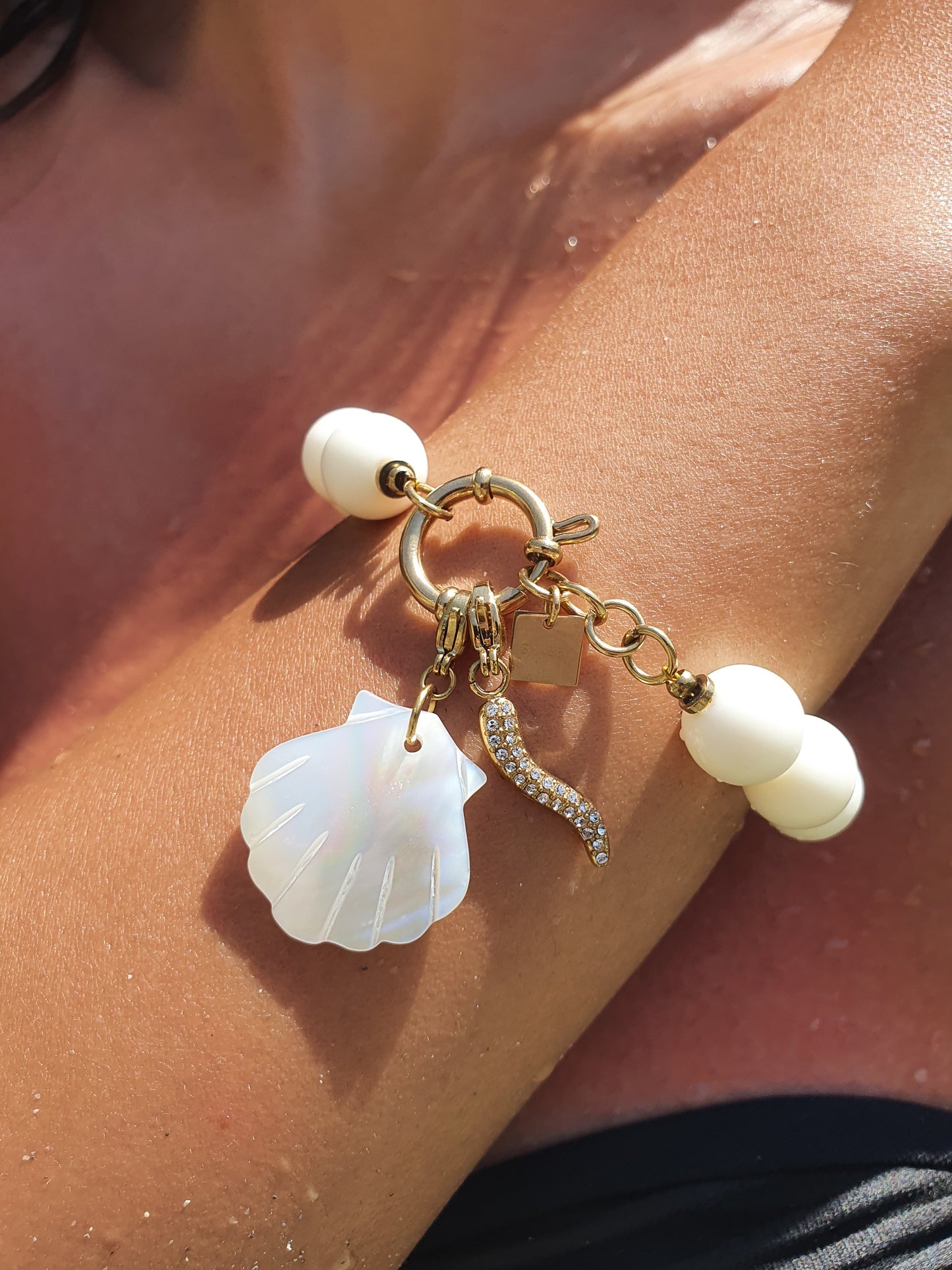 Charm grand coquillage nacre - doré