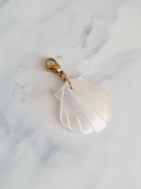 Charm grand coquillage nacre - doré