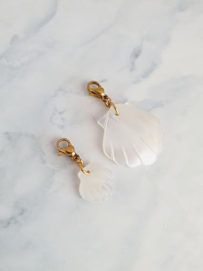 Charm grand coquillage nacre - doré