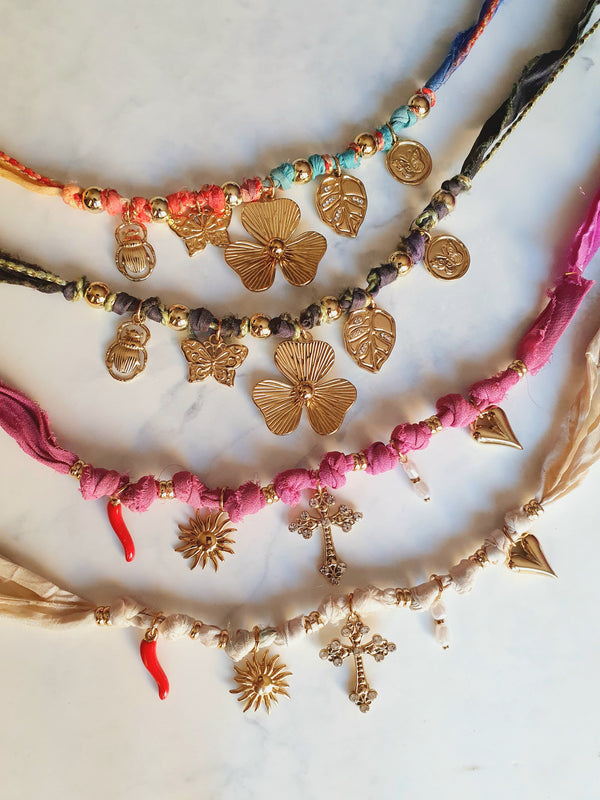 Collier tissu breloques - doré | Modèle au choix