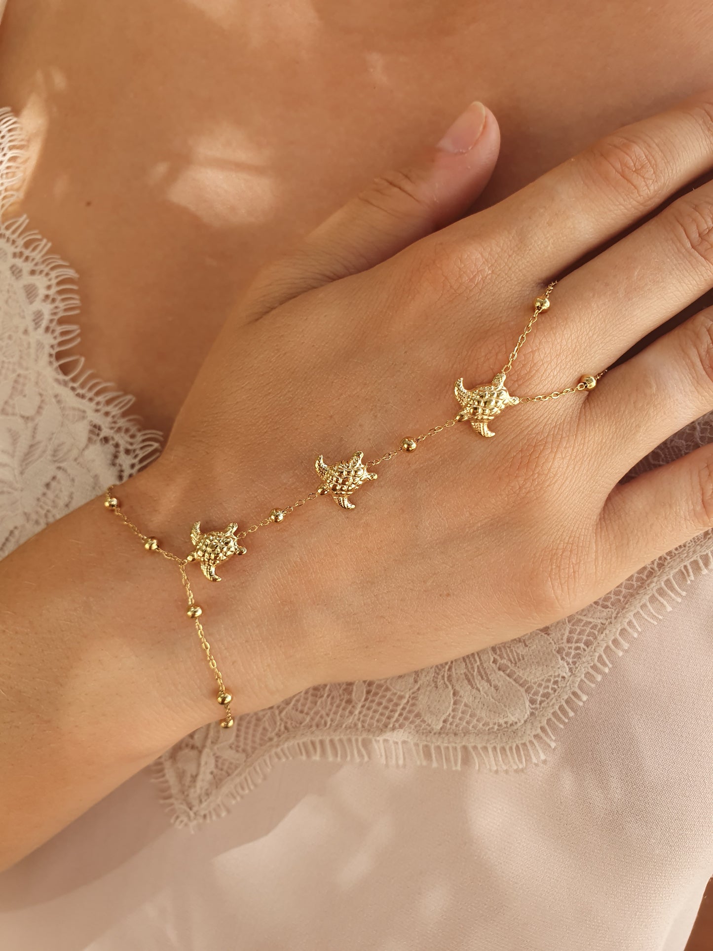 Bijou de main tortue & perles - doré