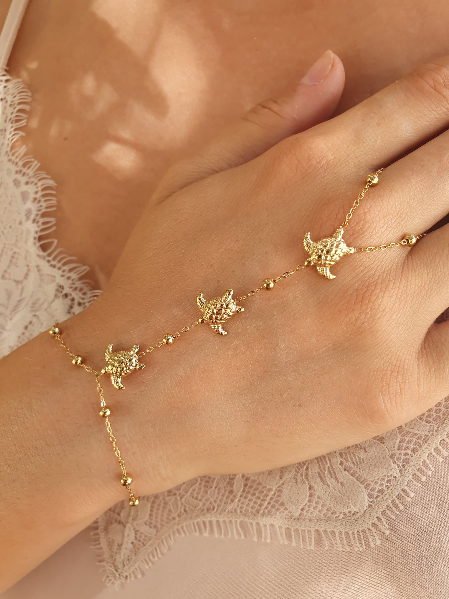 Bijou de main tortue & perles - doré