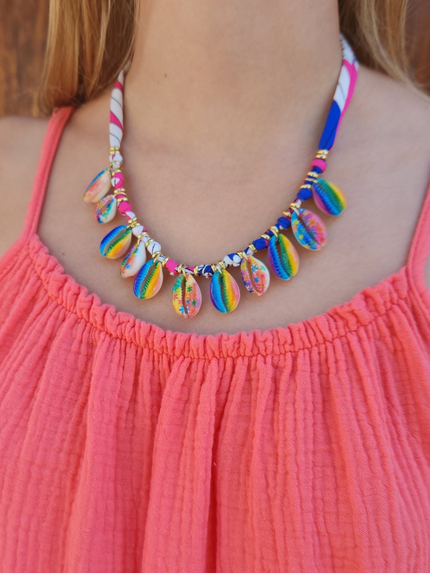 Collier tissu coquillages cauri - doré/multicolore