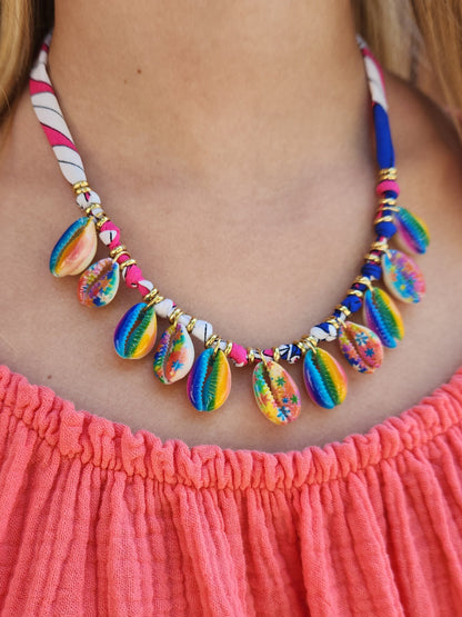 Collier tissu coquillages cauri - doré/multicolore