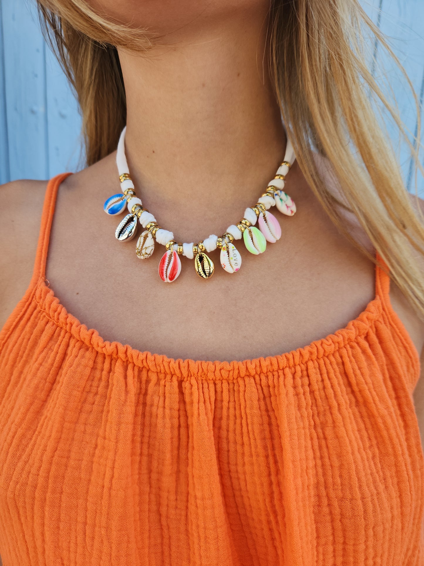 Collier tissu coquillages cauri - doré/blanc